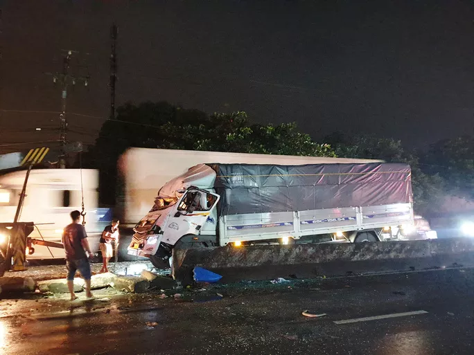 Tai nạn kinh hoàng trên QL1 làm 1 người chết, 19 người bị thương ảnh 1