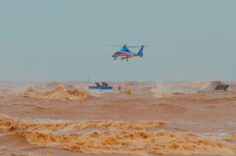 Cận cảnh trực thăng tiếp cận, giải cứu các thuyền viên trên tàu gặp nạn ảnh 7