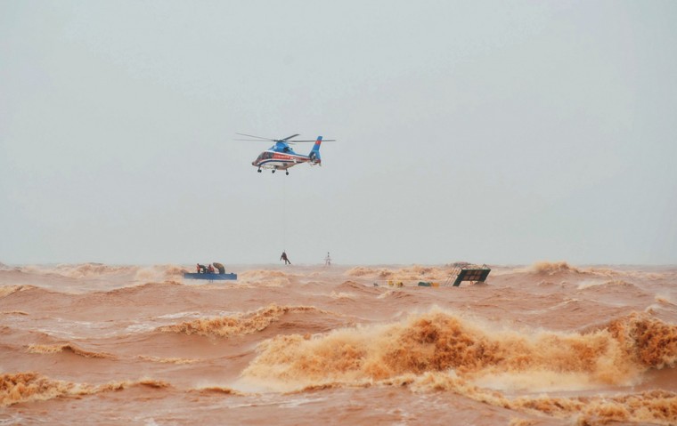 Cận cảnh trực thăng tiếp cận, giải cứu các thuyền viên trên tàu gặp nạn ảnh 1