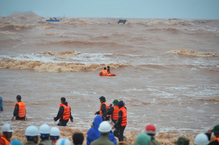 Cận cảnh trực thăng tiếp cận, giải cứu các thuyền viên trên tàu gặp nạn ảnh 3