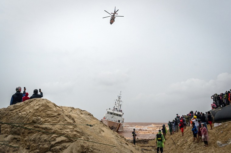 Cận cảnh trực thăng tiếp cận, giải cứu các thuyền viên trên tàu gặp nạn ảnh 5