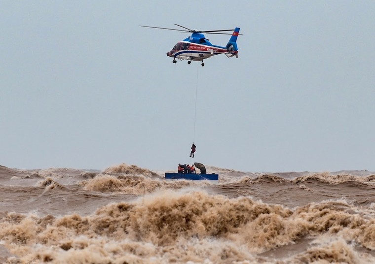 Cận cảnh trực thăng tiếp cận, giải cứu các thuyền viên trên tàu gặp nạn ảnh 4