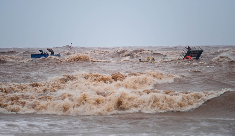 Cận cảnh trực thăng tiếp cận, giải cứu các thuyền viên trên tàu gặp nạn ảnh 2