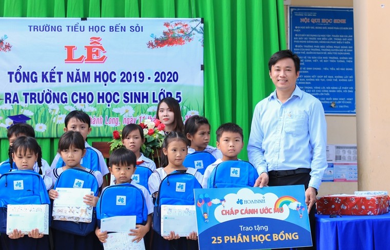 Hòa Bình trao quà tặng cho bộ đội biên phòng và học sinh vùng biên ảnh 1