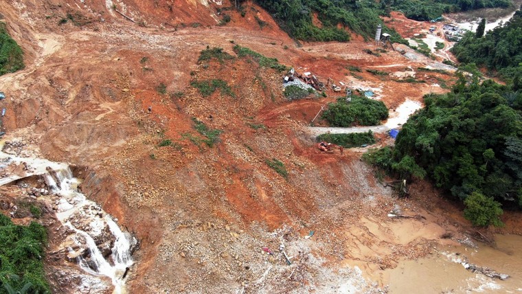 Toàn cảnh hiện trường sạt lở ở Rào Trăng 3 nhìn từ flycam ảnh 2