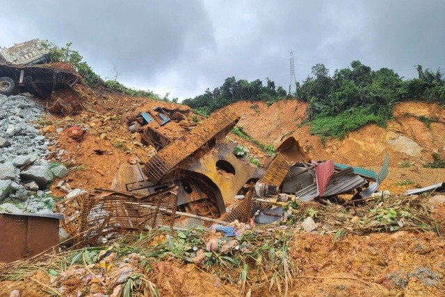 Toàn cảnh hiện trường sạt lở ở Rào Trăng 3 nhìn từ flycam ảnh 6