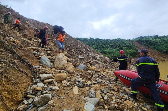 Toàn cảnh hiện trường sạt lở ở Rào Trăng 3 nhìn từ flycam ảnh 7