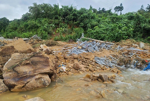 Toàn cảnh hiện trường sạt lở ở Rào Trăng 3 nhìn từ flycam ảnh 3