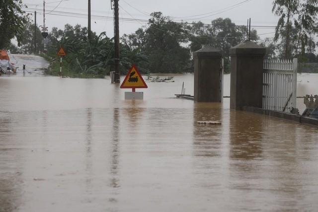 Đường bộ, đường sắt đều biến thành... đường sông ảnh 1