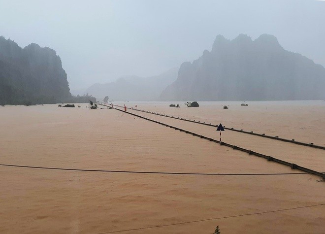 Đường bộ, đường sắt đều biến thành... đường sông ảnh 2