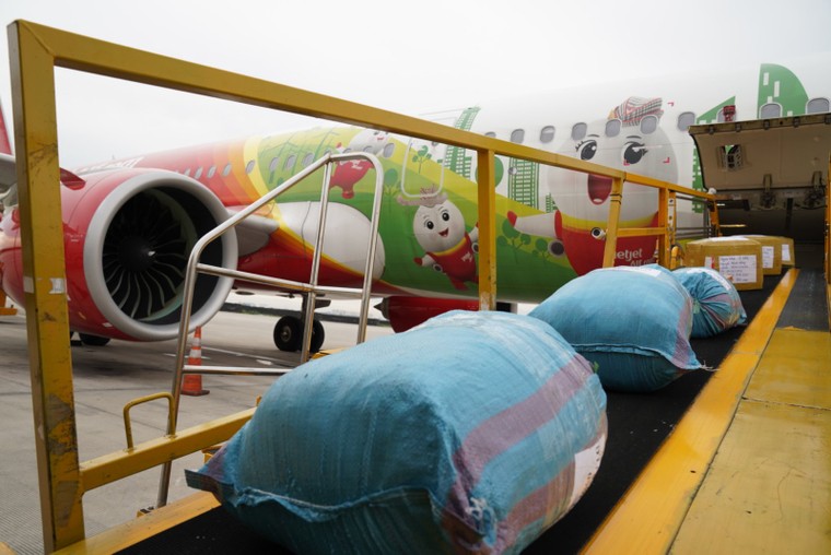 Bay cùng Vietjet - chung tay ủng hộ 10.000 đồng/ vé cho đồng bào miền Trung ảnh 2