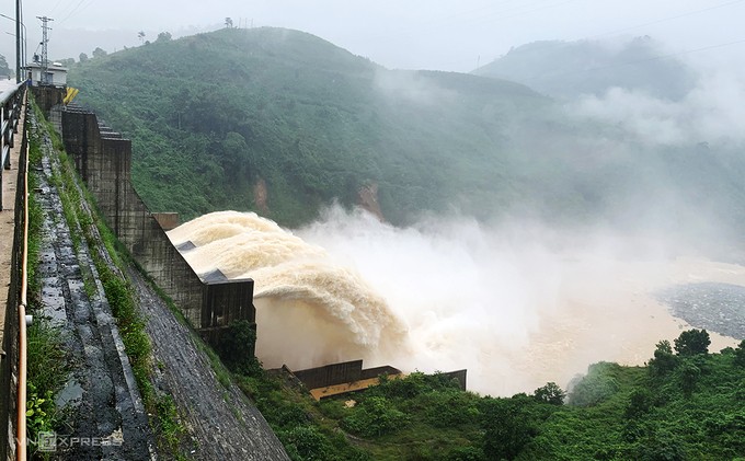 Nhiều thủy điện miền Trung xả lũ sau bão ảnh 1