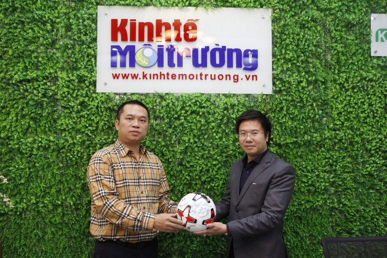 Bán đấu giá trái bóng có chữ ký HLV Park Hang-seo ủng hộ miền Trung ảnh 1