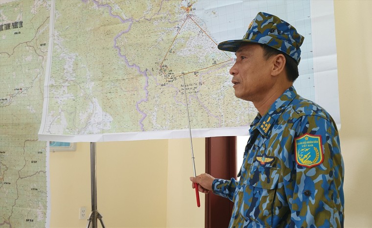 Vụ sạt lở ở Phước Sơn: Băng rừng cõng hàng tiếp tế ảnh 1