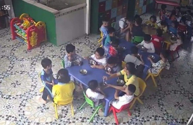 Tạm đình chỉ cô giáo mầm non ‘cắn tay, đá chân’ học trò ảnh 1