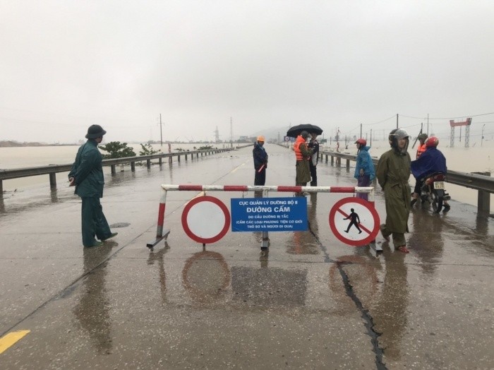 Quốc lộ 1A qua Hà Tĩnh ngập sâu, cấm mọi phương tiện qua lại ảnh 1