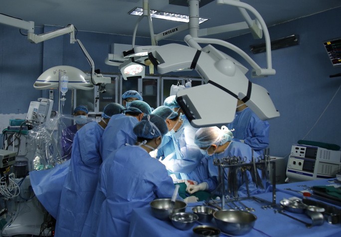 Lần đầu tiên Việt Nam ghép ruột thành công từ người cho sống ảnh 1