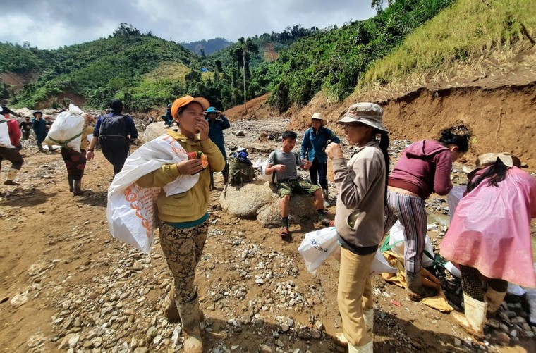 Trực thăng tiếp tế hàng hóa cho xã bị cô lập ở Quảng Nam ảnh 9