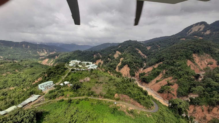 Trực thăng tiếp tế hàng hóa cho xã bị cô lập ở Quảng Nam ảnh 4