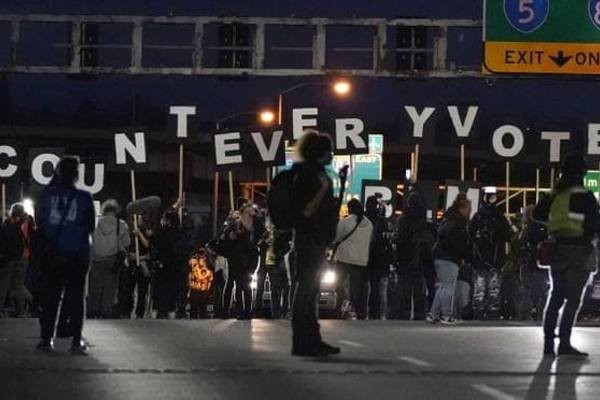 Biểu tình hậu bầu cử xảy ra nhiều nơi ở Mỹ ảnh 5
