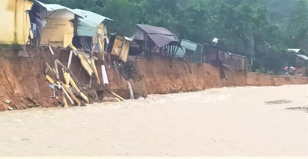 Quảng Nam tiếp tục xảy ra sạt lở khiến 14 nhà dân và 1 trường học bị vùi lấp ảnh 1