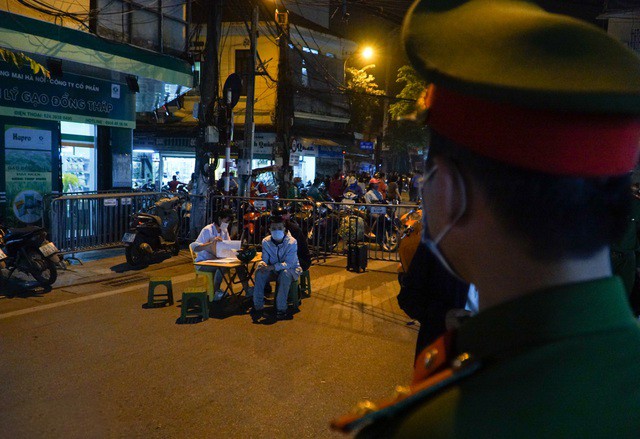 Hà Nội xử phạt nghiêm người không đeo khẩu trang vào phố đi bộ ảnh 1