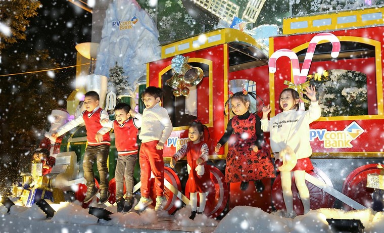 Đón Giáng sinh và năm mới trên 'chuyến tàu trở lại tuổi thơ' ảnh 4