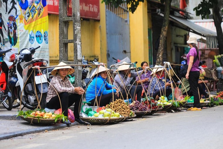 'Thân cò' lặn lội cuối năm ảnh 1