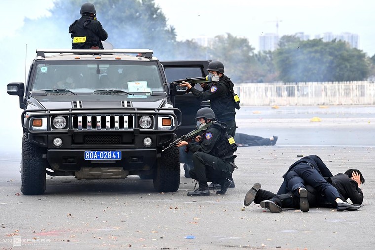 Xe bọc thép cùng 6.000 người xuất quân bảo vệ Đại hội Đảng ảnh 10