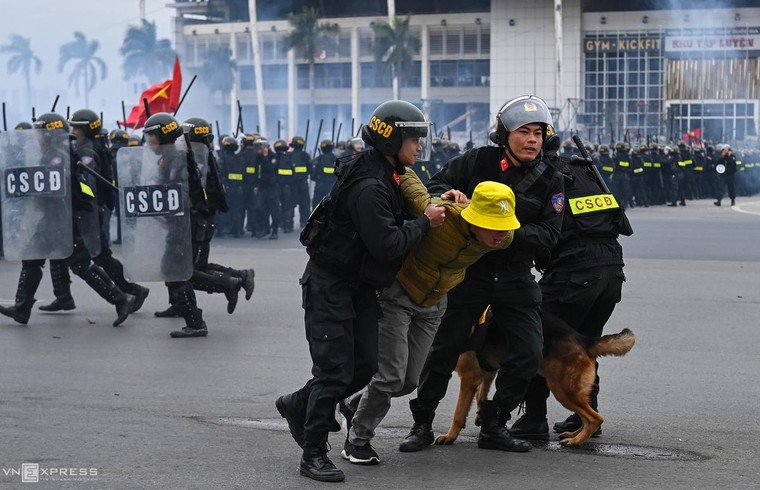 Xe bọc thép cùng 6.000 người xuất quân bảo vệ Đại hội Đảng ảnh 11