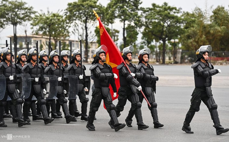 Xe bọc thép cùng 6.000 người xuất quân bảo vệ Đại hội Đảng ảnh 2