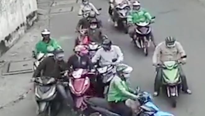 Truy bắt nhóm dàn cảnh móc túi người phụ nữ ở TP.HCM ảnh 1