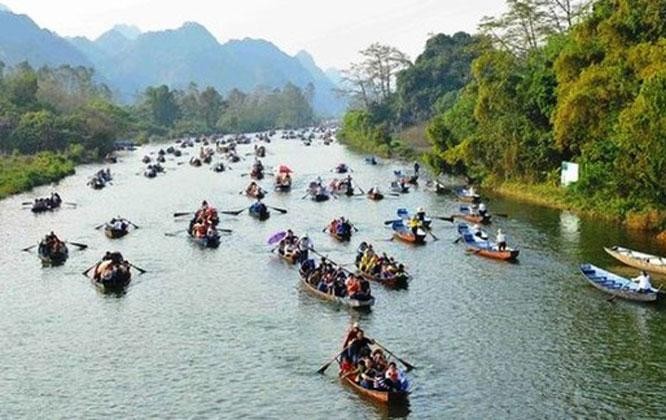 Lễ hội này nằm trong khu thắng cảnh nào?