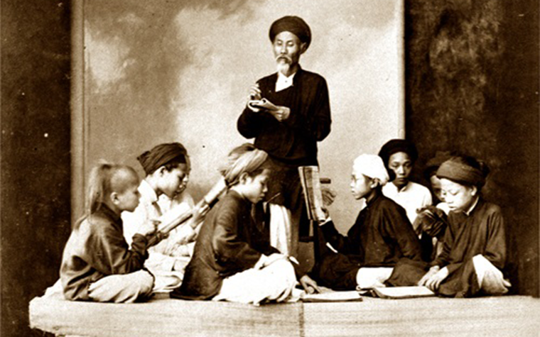 Anh em của bà có nhiều người là trí thức “Tây học”, trong đó phải kể đến...?