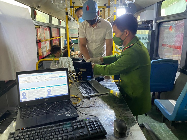 Hà Nội triển khai làm căn cước công dân trên xe buýt lưu động ảnh 6