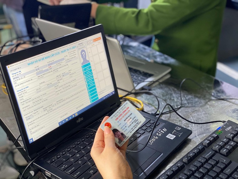 Hà Nội triển khai làm căn cước công dân trên xe buýt lưu động ảnh 8