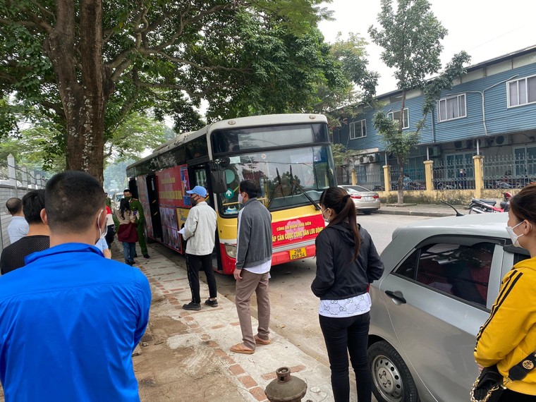 Hà Nội triển khai làm căn cước công dân trên xe buýt lưu động ảnh 3