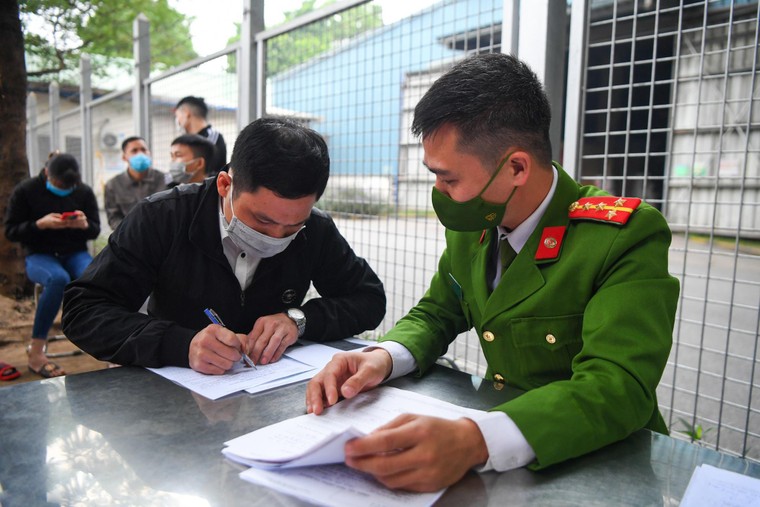 Hà Nội triển khai làm căn cước công dân trên xe buýt lưu động ảnh 5