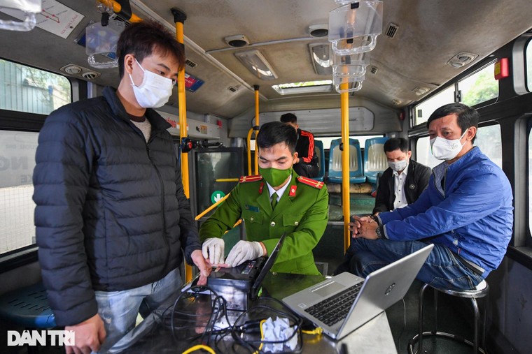 Hà Nội triển khai làm căn cước công dân trên xe buýt lưu động ảnh 7