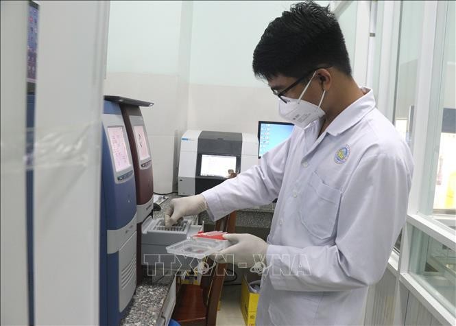 Những 'chiến sỹ' thầm lặng trên tuyến đầu chống dịch COVID-19 ảnh 3