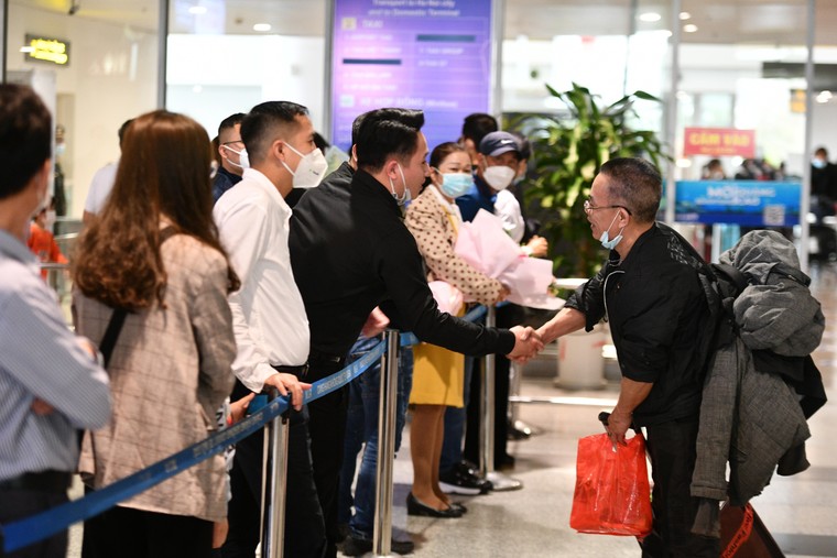 2 chuyến bay đầu tiên do Sun Group tài trợ đã đưa gần 600 người Việt từ Ukraine về nước ảnh 5