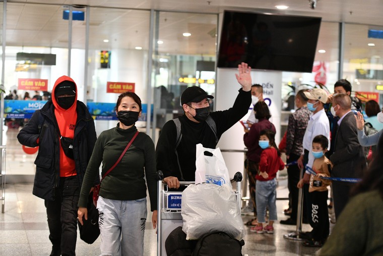 2 chuyến bay đầu tiên do Sun Group tài trợ đã đưa gần 600 người Việt từ Ukraine về nước ảnh 12