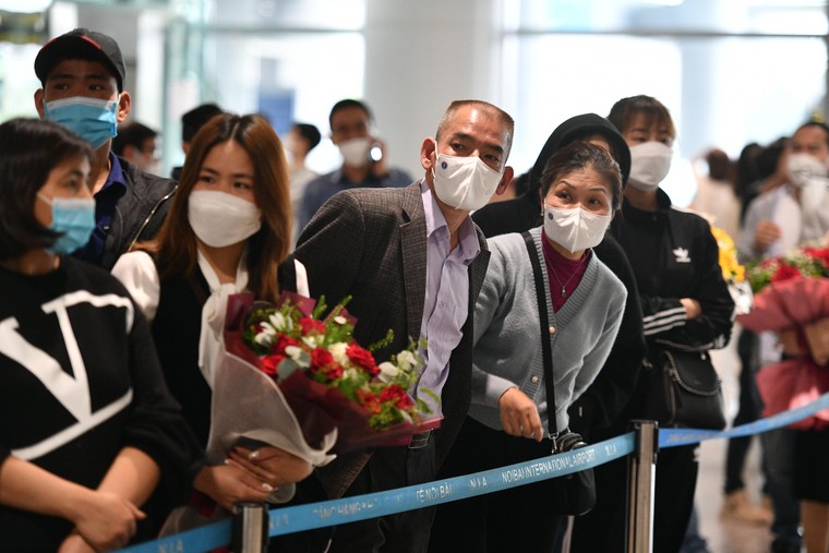 2 chuyến bay đầu tiên do Sun Group tài trợ đã đưa gần 600 người Việt từ Ukraine về nước ảnh 11