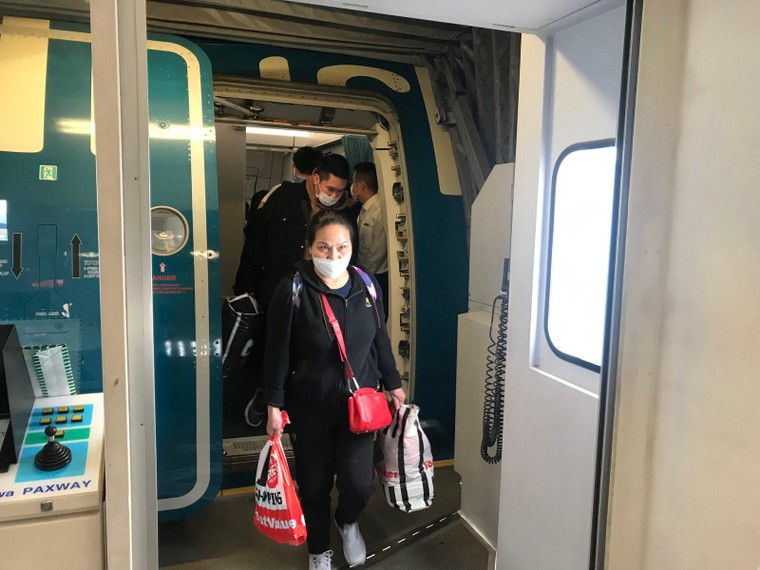 2 chuyến bay đầu tiên do Sun Group tài trợ đã đưa gần 600 người Việt từ Ukraine về nước ảnh 8