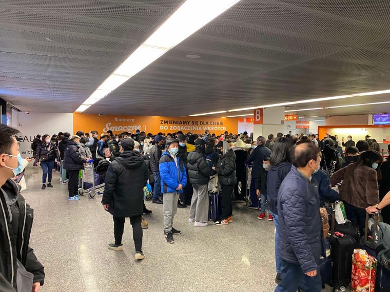 2 chuyến bay đầu tiên do Sun Group tài trợ đã đưa gần 600 người Việt từ Ukraine về nước ảnh 1