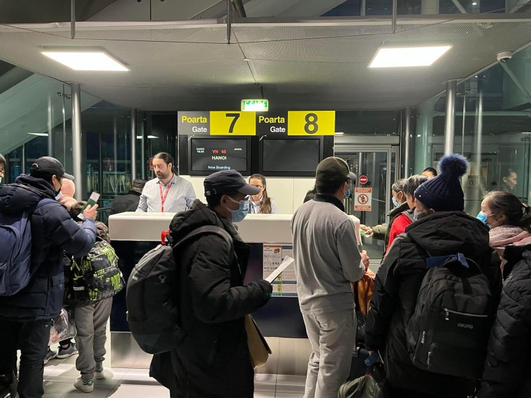 2 chuyến bay đầu tiên do Sun Group tài trợ đã đưa gần 600 người Việt từ Ukraine về nước ảnh 3