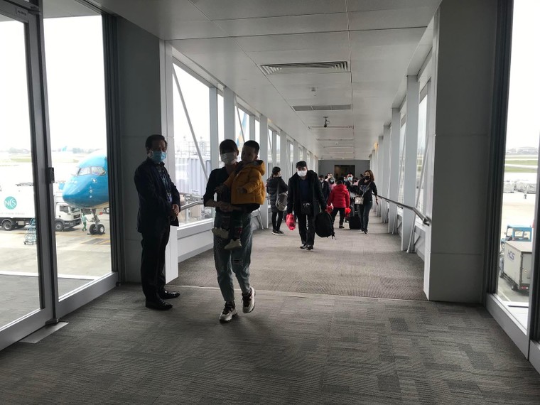 2 chuyến bay đầu tiên do Sun Group tài trợ đã đưa gần 600 người Việt từ Ukraine về nước ảnh 9