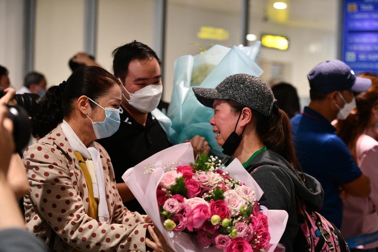 2 chuyến bay đầu tiên do Sun Group tài trợ đã đưa gần 600 người Việt từ Ukraine về nước ảnh 6