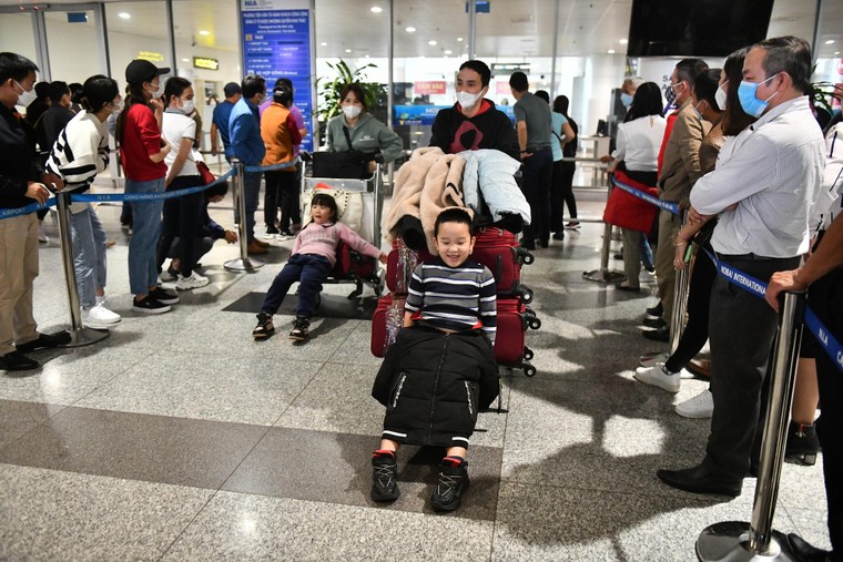 2 chuyến bay đầu tiên do Sun Group tài trợ đã đưa gần 600 người Việt từ Ukraine về nước ảnh 4