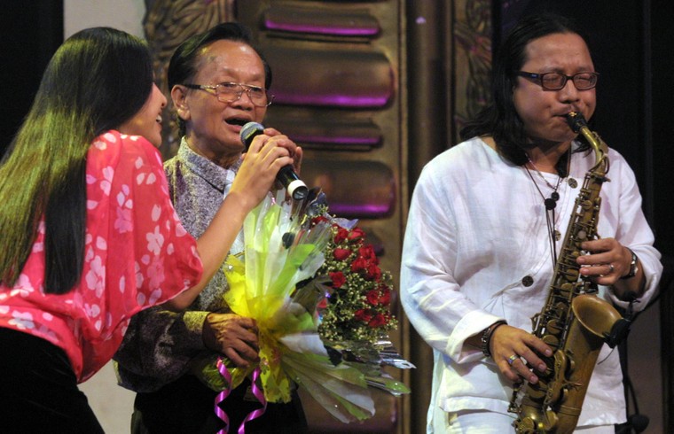 Đường về hoàng hôn nắng đã tắt, Hoa Sữa thơm mãi Thành phố tuổi thơ ảnh 3